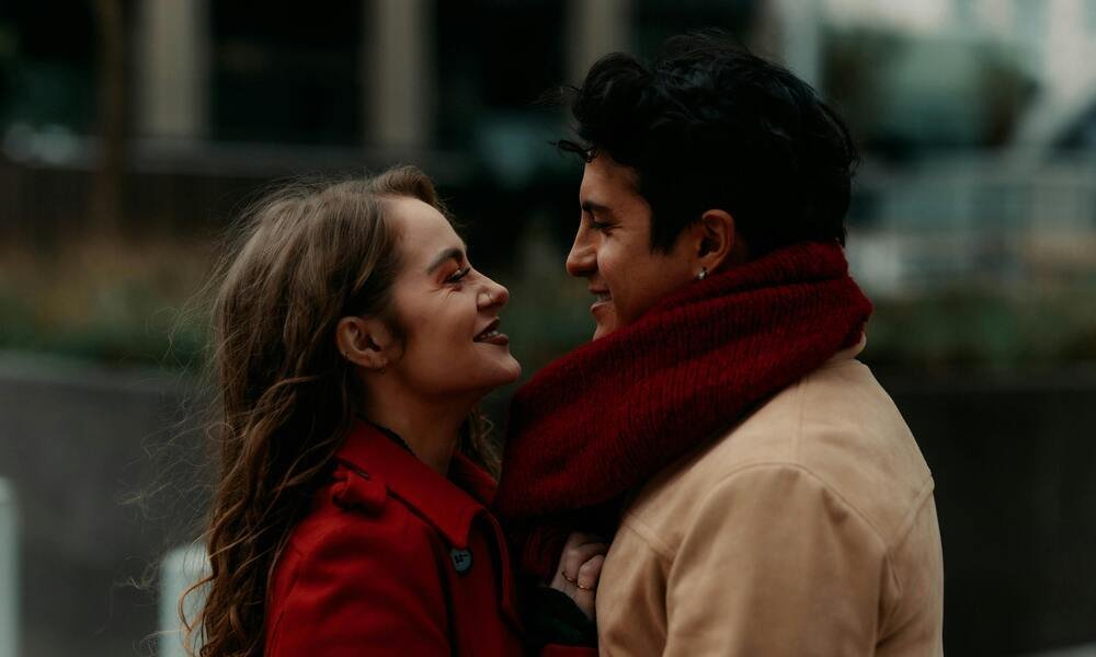 Cinta yang Tak Pernah Lepas, Bagaikan Perangko